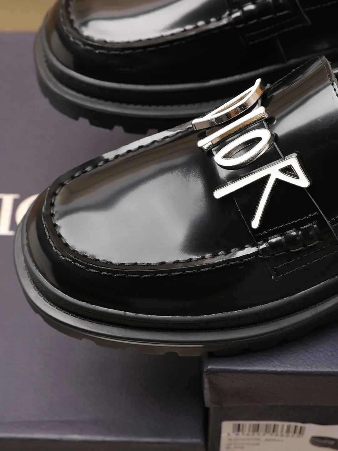 Factory P460💰dior 🆕Men's classic loafers, which combine classic shoe styles with retro California style. Slipper style design, easy to put on and take off. Crafted from smooth top-grain cowhide leather, they feature a rubber lugged sole and the DIO* AND SHAWN signature in brass and enamel. Wear it with casual clothing or a suit. Size: 38-44 (45.46 customized)